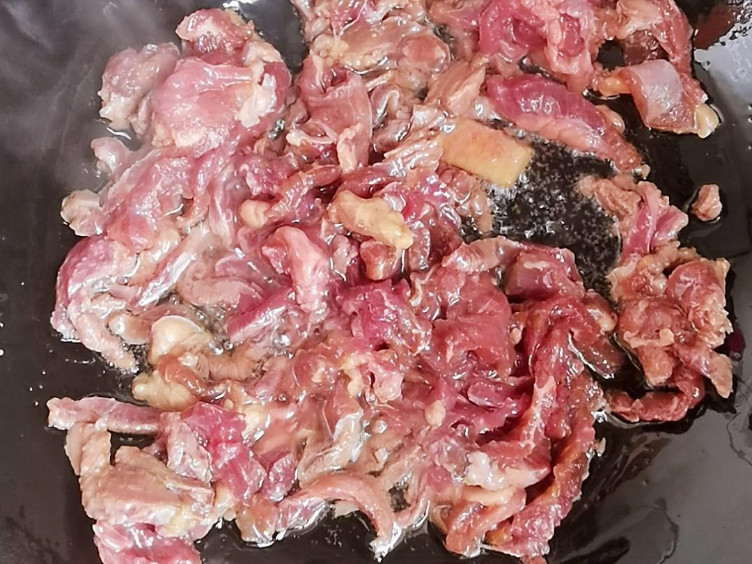 1塊牛肉1個(gè)圓蔥1根辣椒，叫你做好吃又下飯的圓蔥炒牛肉，牛肉嫩滑圓蔥清香，太好吃了的做法-咸鮮味炒菜譜