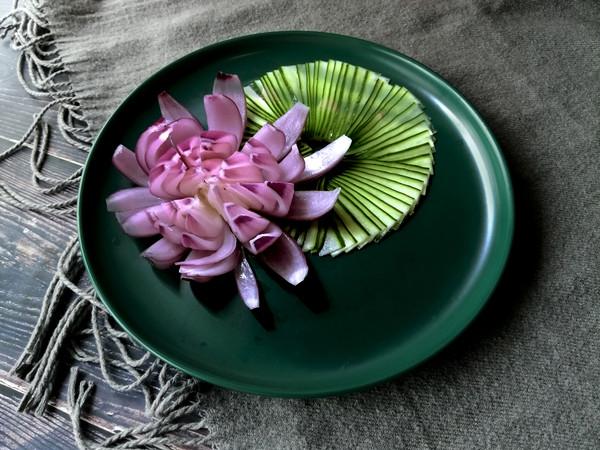 把洋蔥變成荷花的“魔術”的做法-其它口味其它工藝菜譜