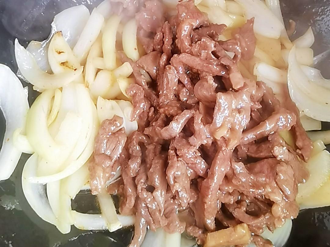 1塊牛肉1個(gè)圓蔥1根辣椒，叫你做好吃又下飯的圓蔥炒牛肉，牛肉嫩滑圓蔥清香，太好吃了的做法-咸鮮味炒菜譜