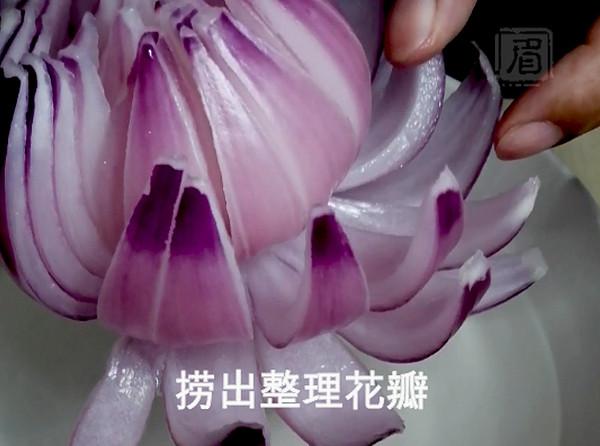 把洋蔥變成荷花的“魔術”的做法-其它口味其它工藝菜譜