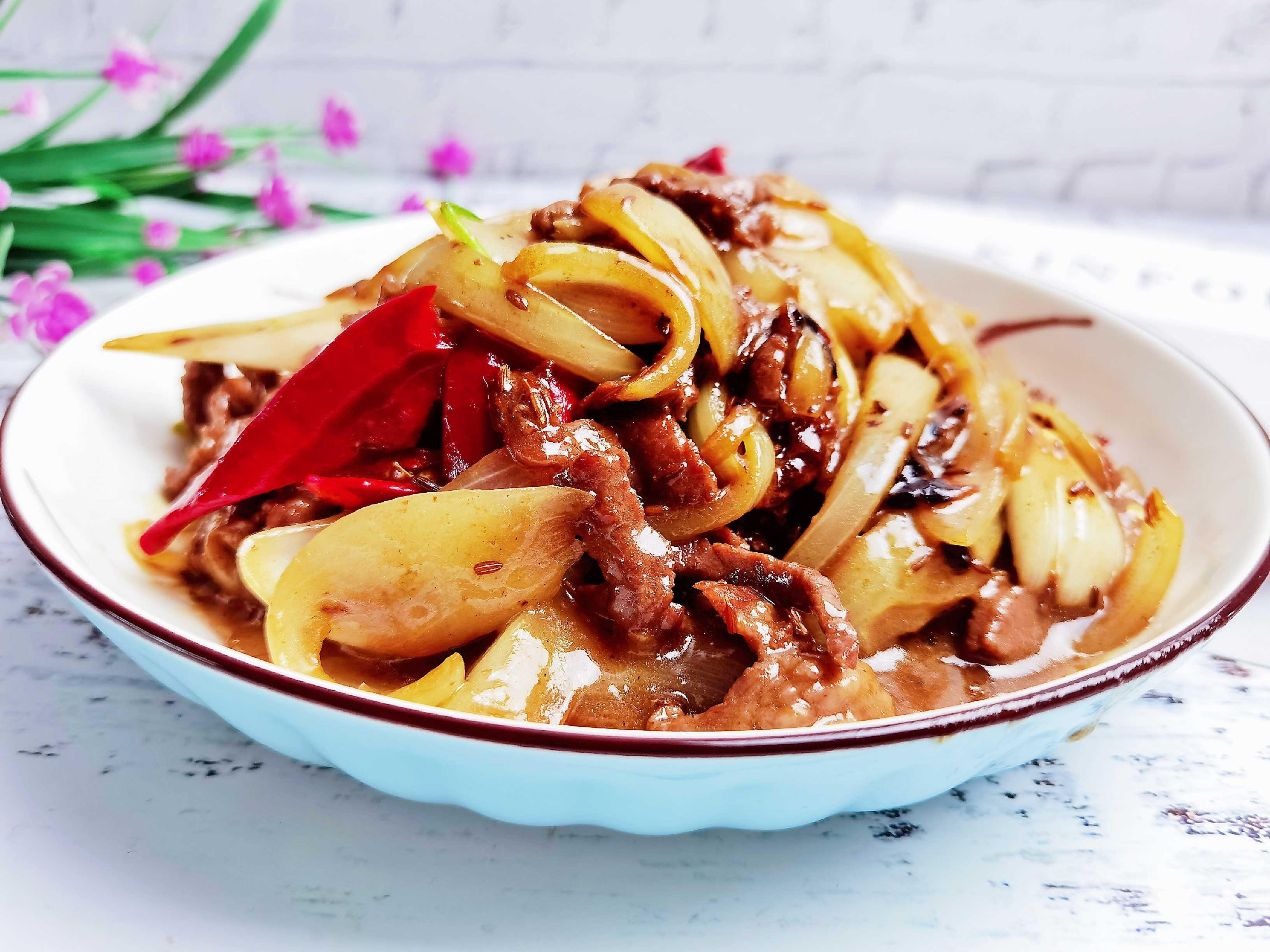 1塊牛肉1個(gè)圓蔥1根辣椒，叫你做好吃又下飯的圓蔥炒牛肉，牛肉嫩滑圓蔥清香，太好吃了的做法-咸鮮味炒菜譜