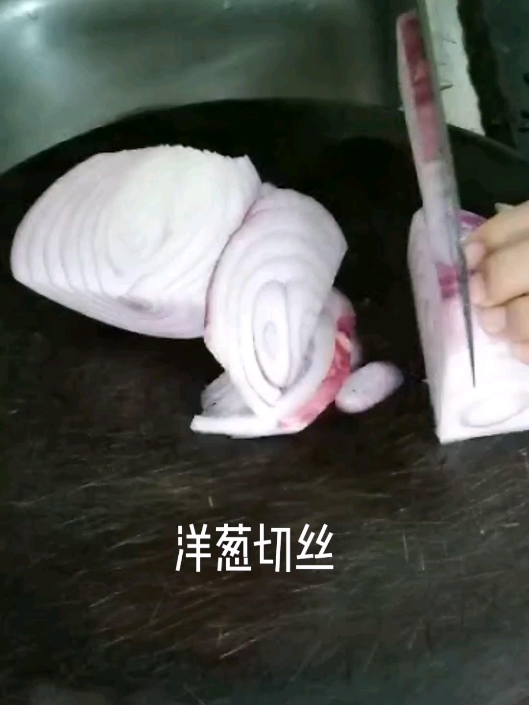 洋蔥胡蘿卜炒雞腿肉的做法-家常味炒菜譜