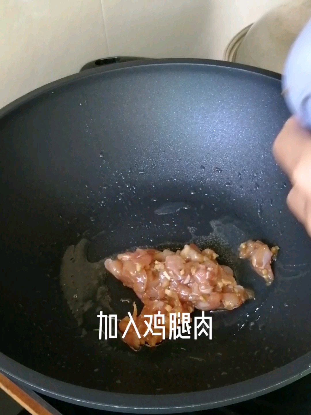 洋蔥胡蘿卜炒雞腿肉的做法-家常味炒菜譜