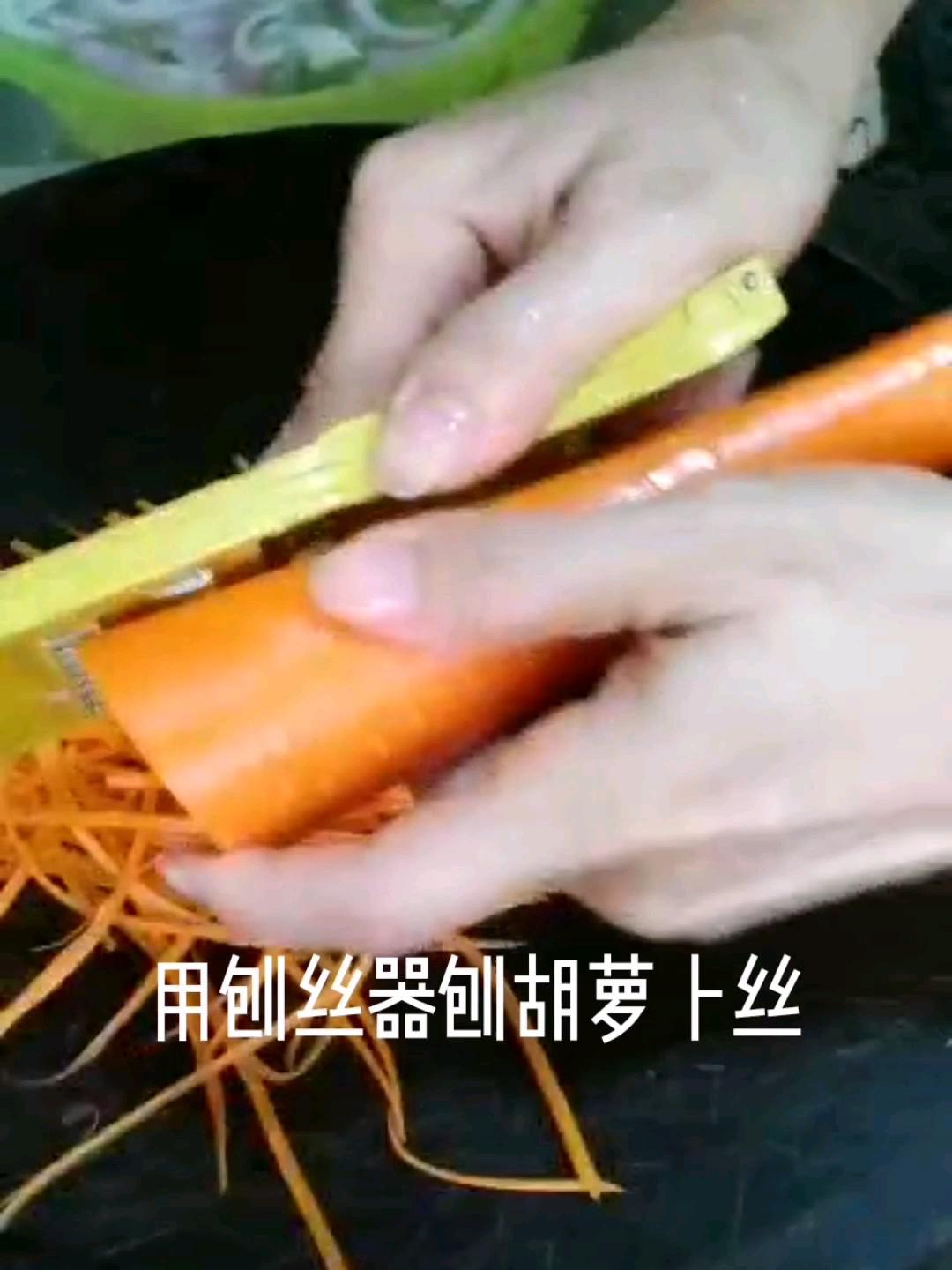 洋蔥胡蘿卜炒雞腿肉的做法-家常味炒菜譜