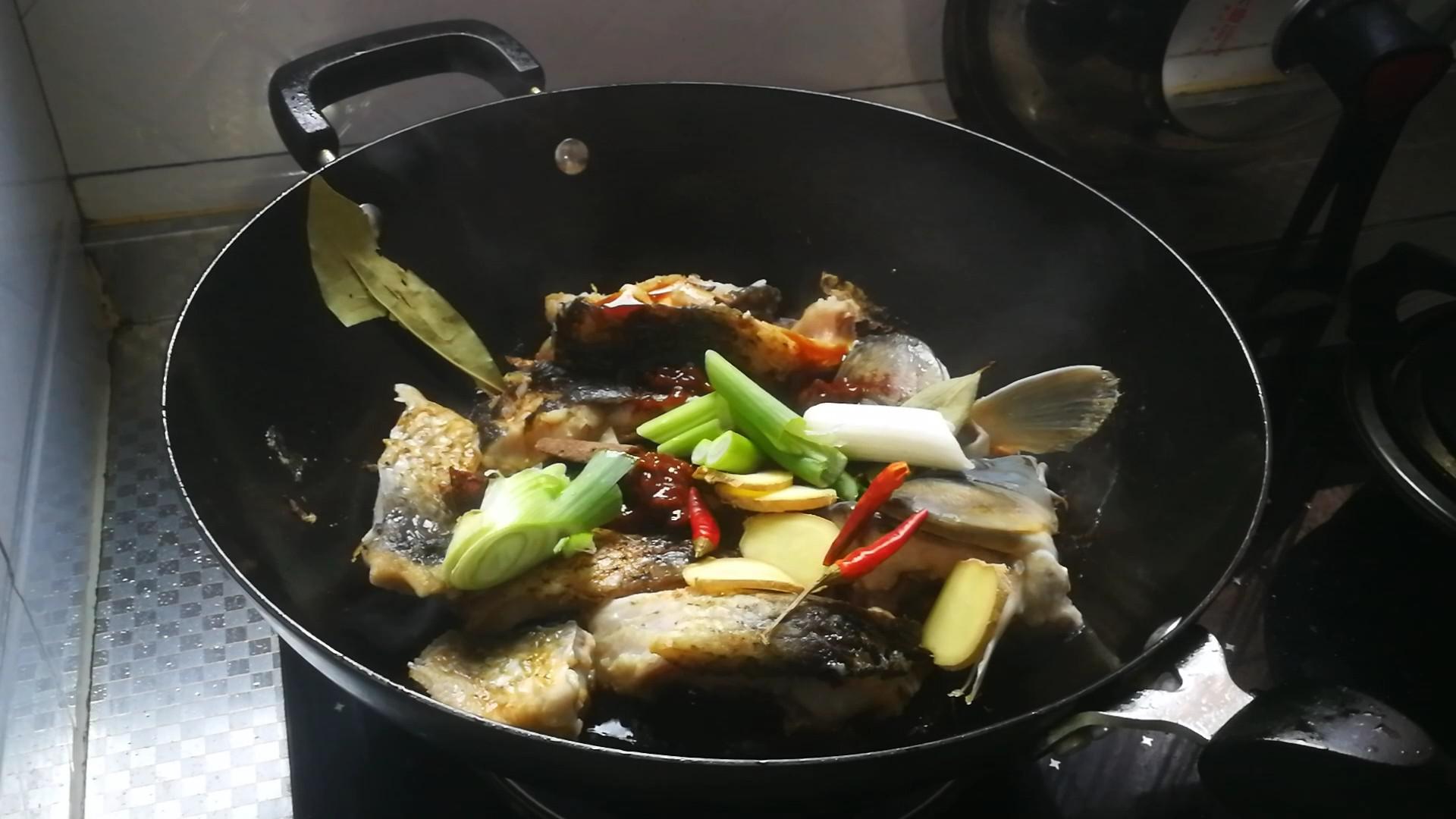 家常燒鯉魚的做法-家常味燒菜譜