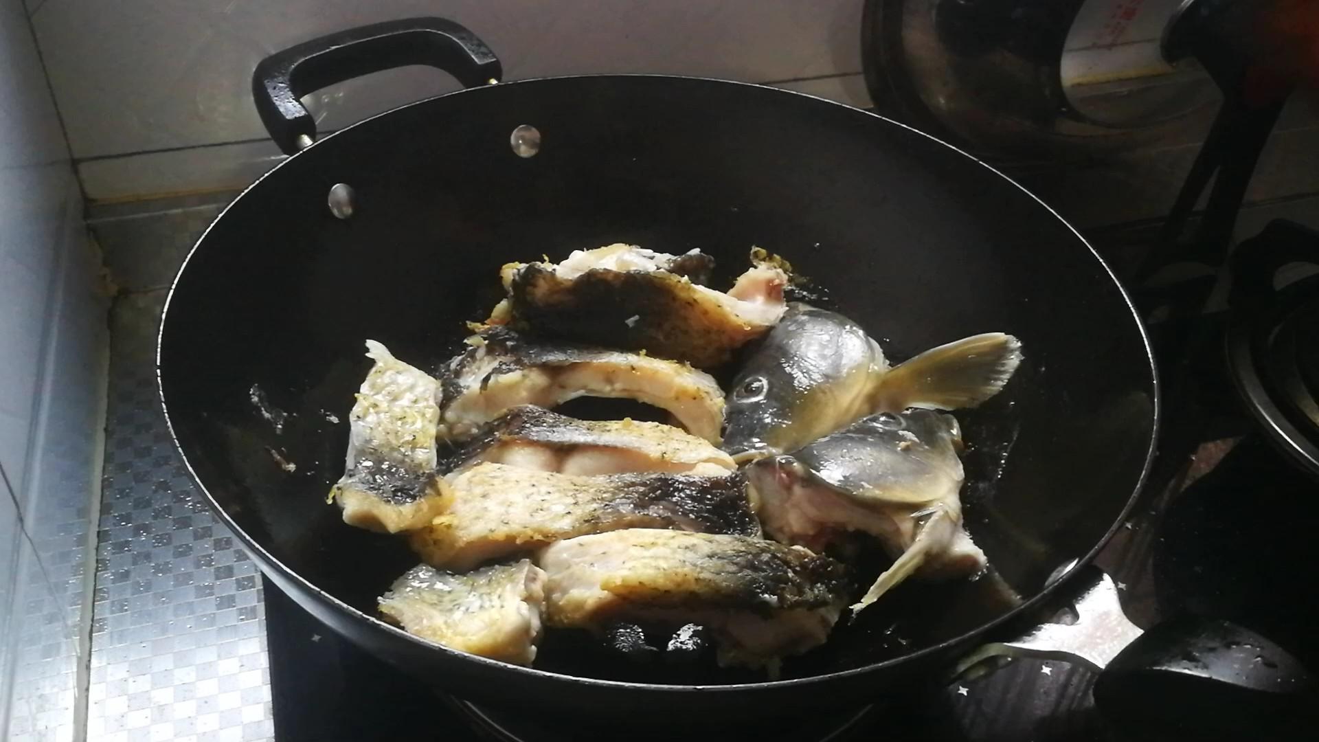 家常燒鯉魚的做法-家常味燒菜譜