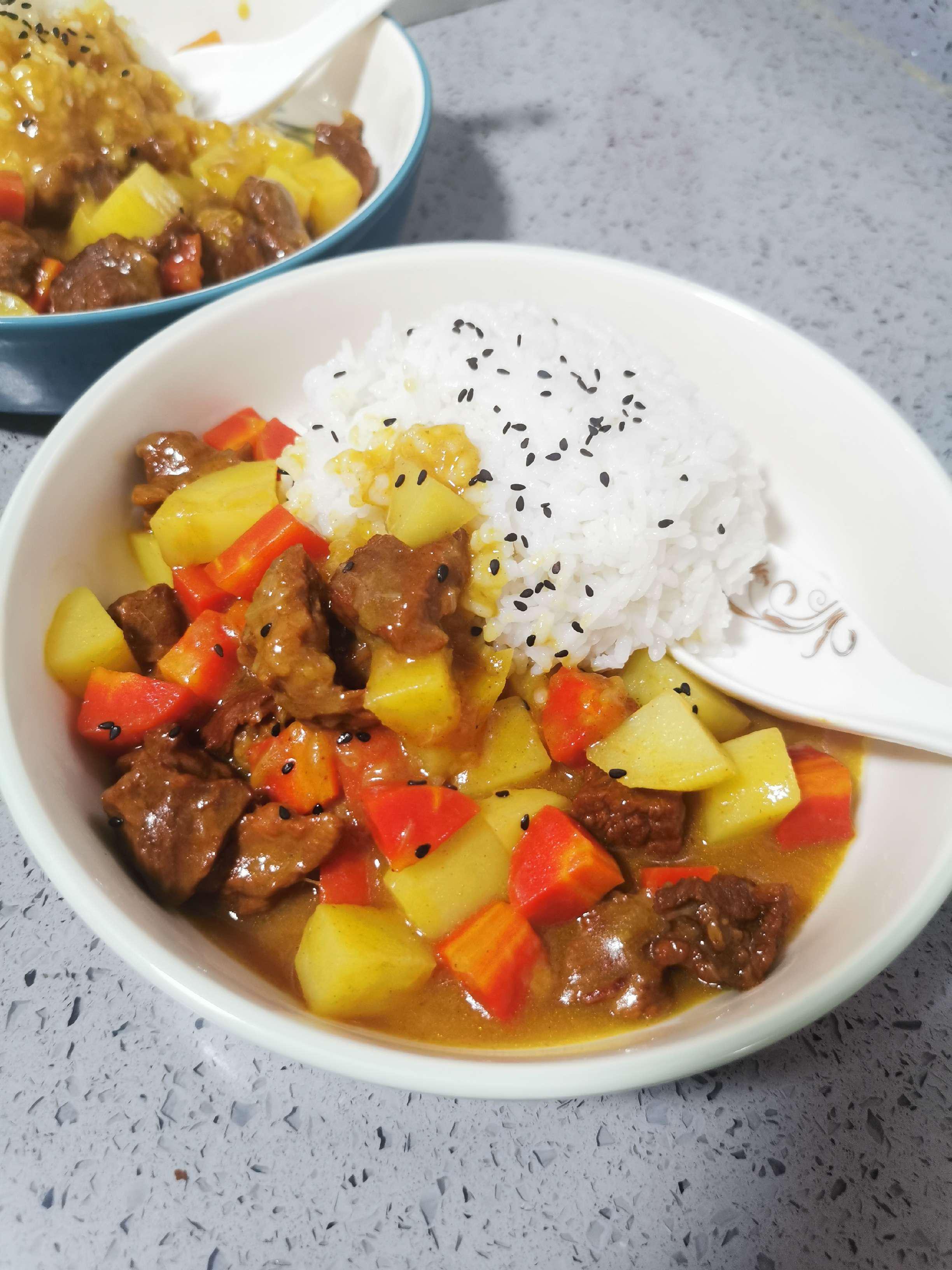 2塊咖喱就能搞定的美味，不需要其他調(diào)味品，兒子說比買的好吃多了的做法-咖喱味煮菜譜