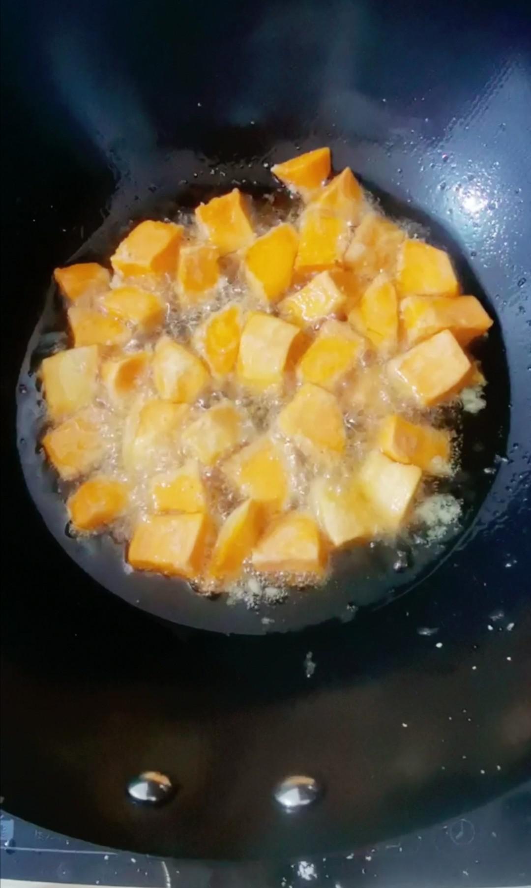 拔絲地瓜蘋果的做法-酸甜味拔絲菜譜