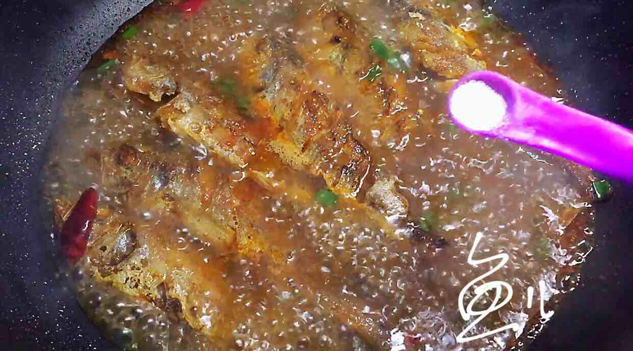 香辣小黃魚的做法-香辣味燉菜譜