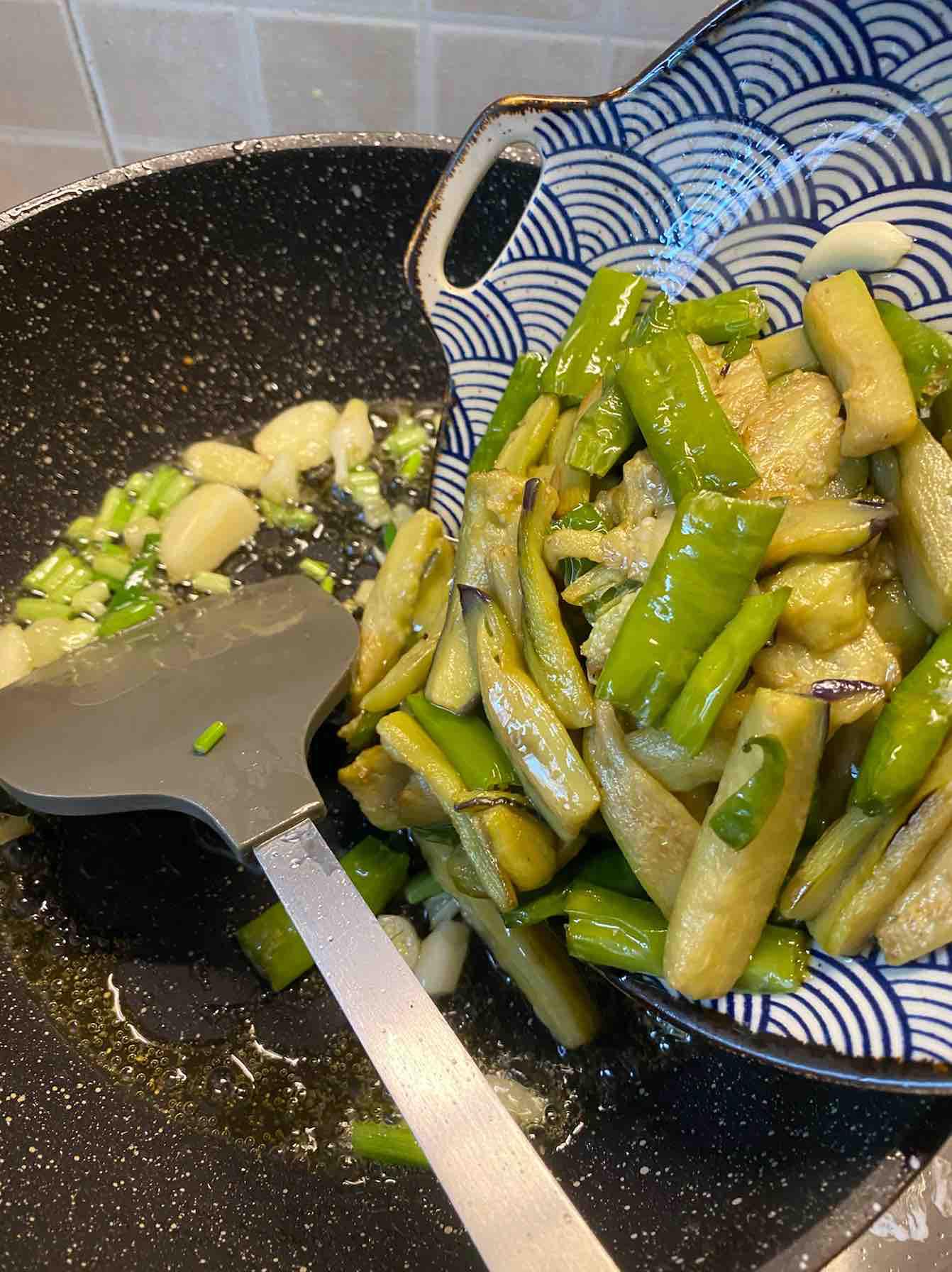 魚香茄子的做法-酸辣味炒菜譜