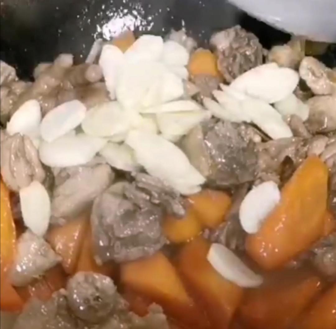 胡蘿卜炒雞的做法-家常味炒菜譜