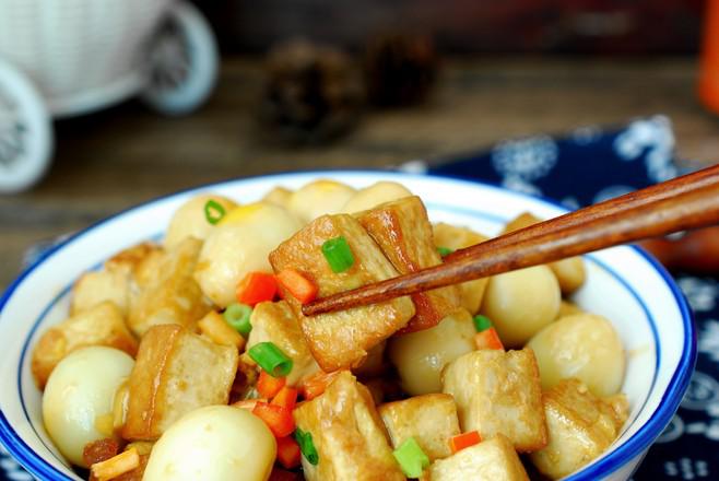 啤酒鵪鶉蛋燉豆腐的做法-家常味燉菜譜