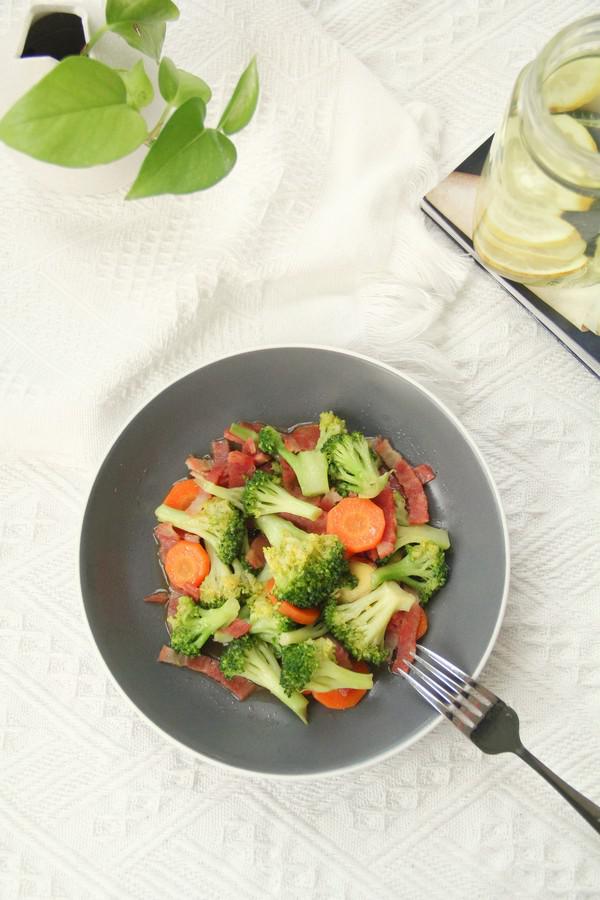 配粥小菜，培根胡蘿卜炒西藍花，營養搭配的做法-咸鮮味炒菜譜