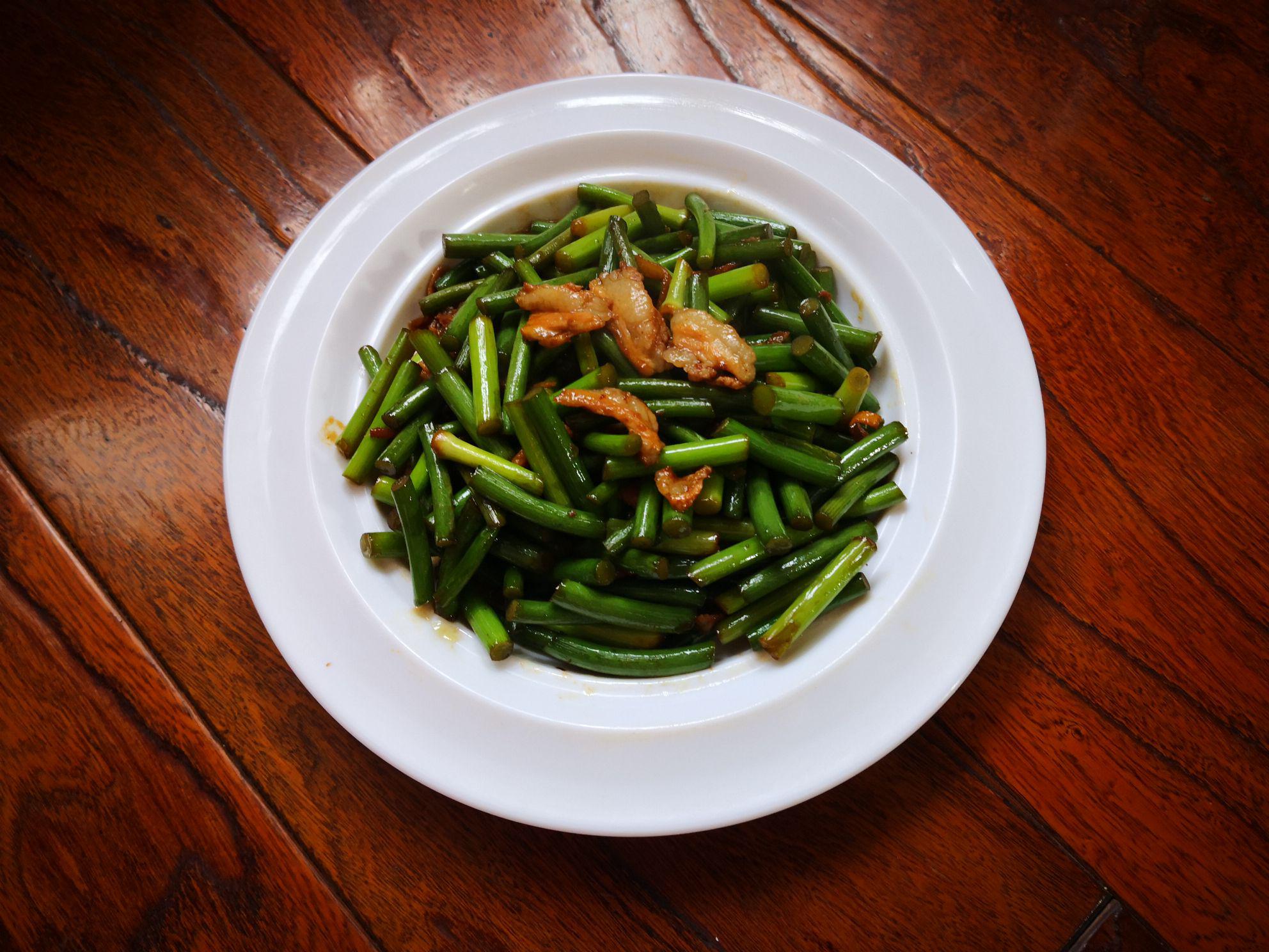 排骨肉炒蒜苔的做法-家常味炒菜譜