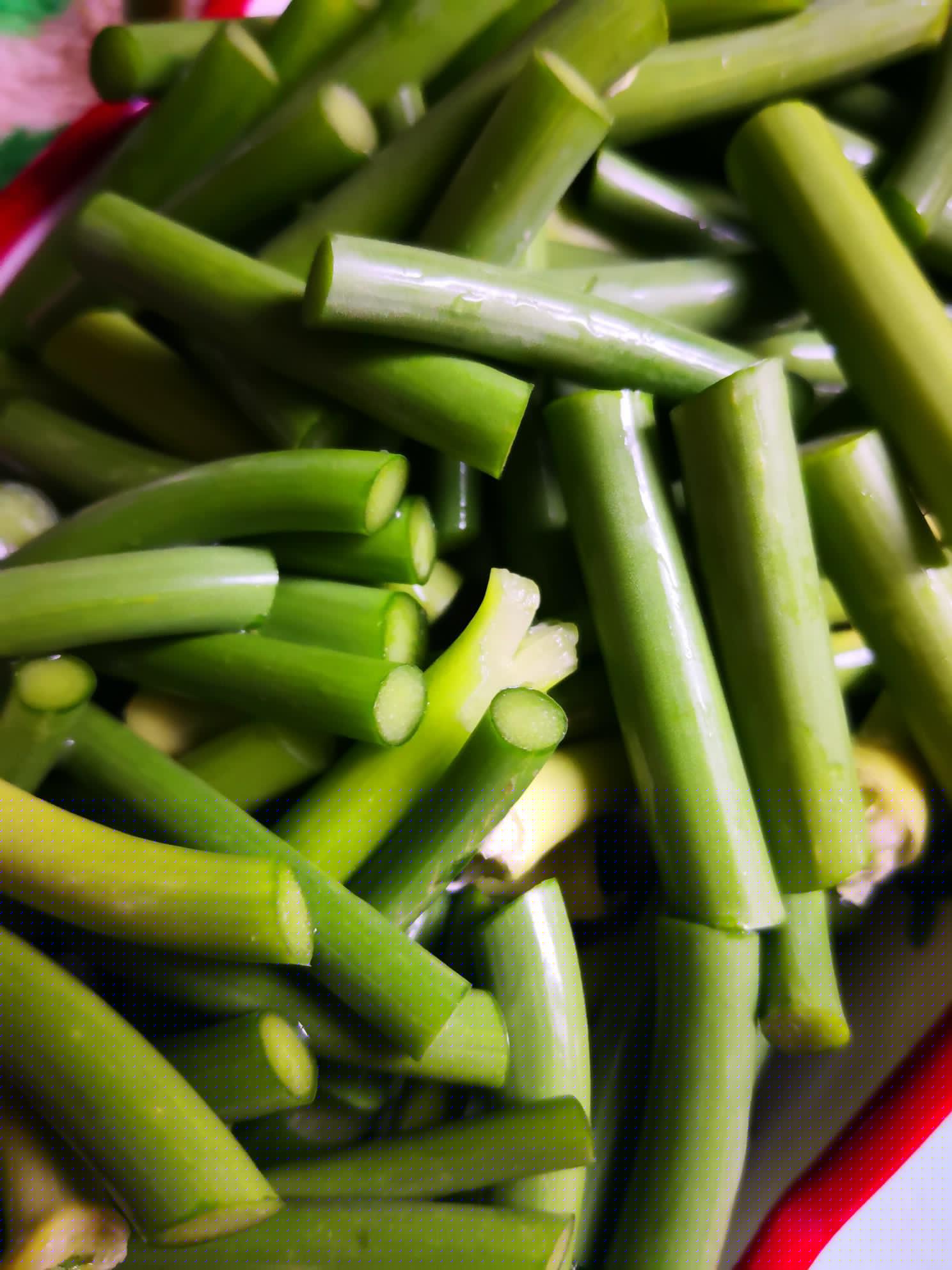排骨肉炒蒜苔的做法-家常味炒菜譜