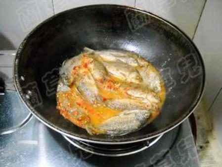 辣白菜燒鯽魚的做法-酸辣味燒菜譜