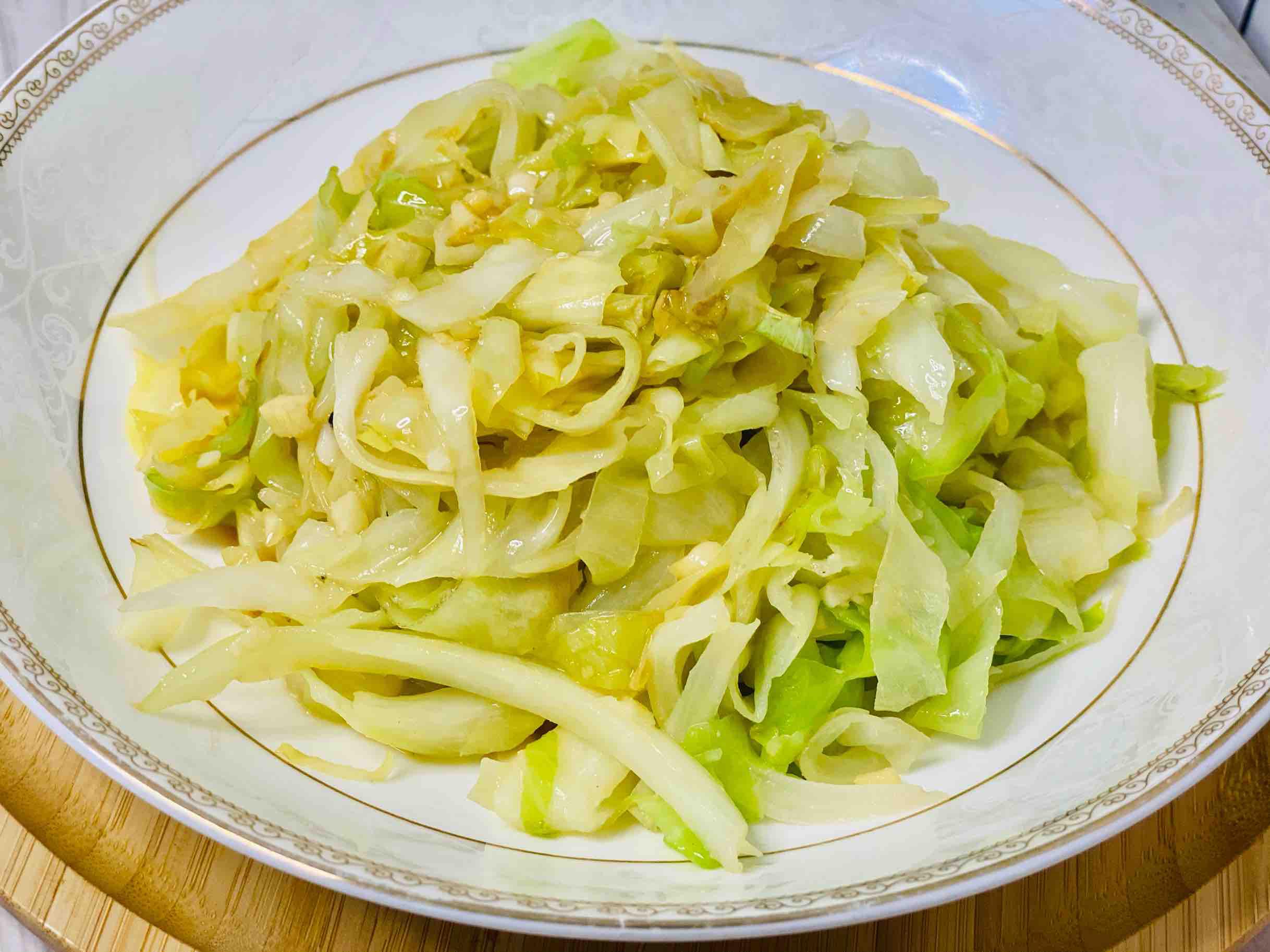 快手家常菜，素炒包菜，加點它，味道特別鮮的做法-家常味炒菜譜