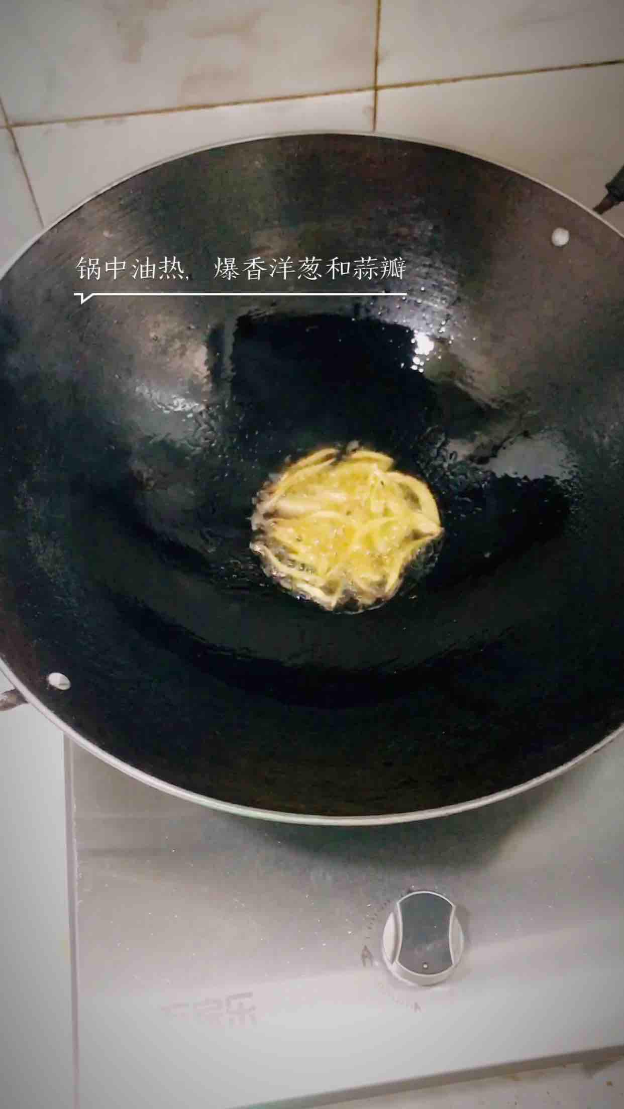 蓮藕燜豬肉皮的做法-家常味燉菜譜