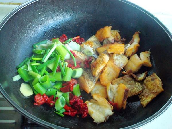 豆油皮寬粉燉魚的做法-魚香味燉菜譜