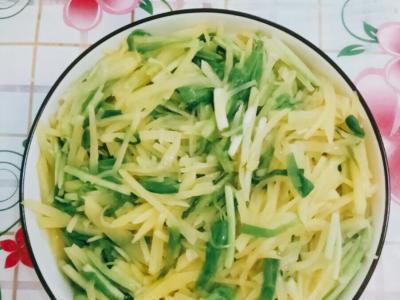 蒜苗炒土豆絲的作法-家常味炒菜譜