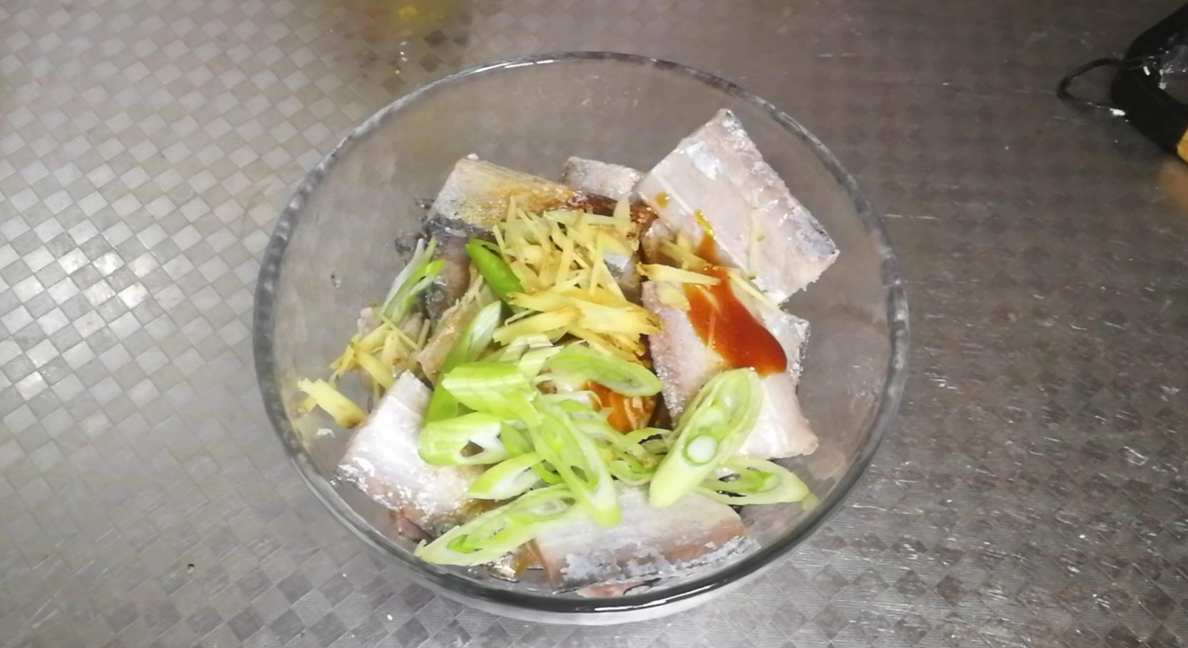 香酥炸帶魚的做法-家常味炸菜譜