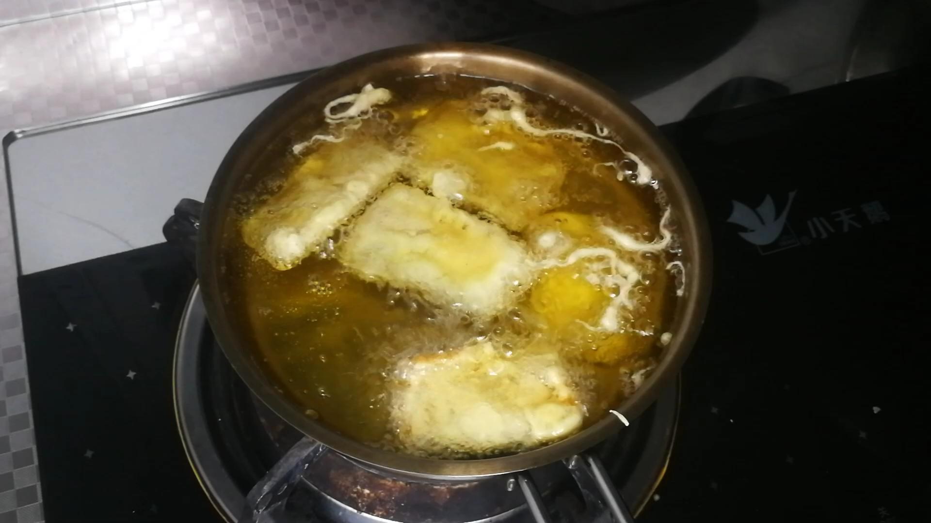 香酥炸帶魚的做法-家常味炸菜譜