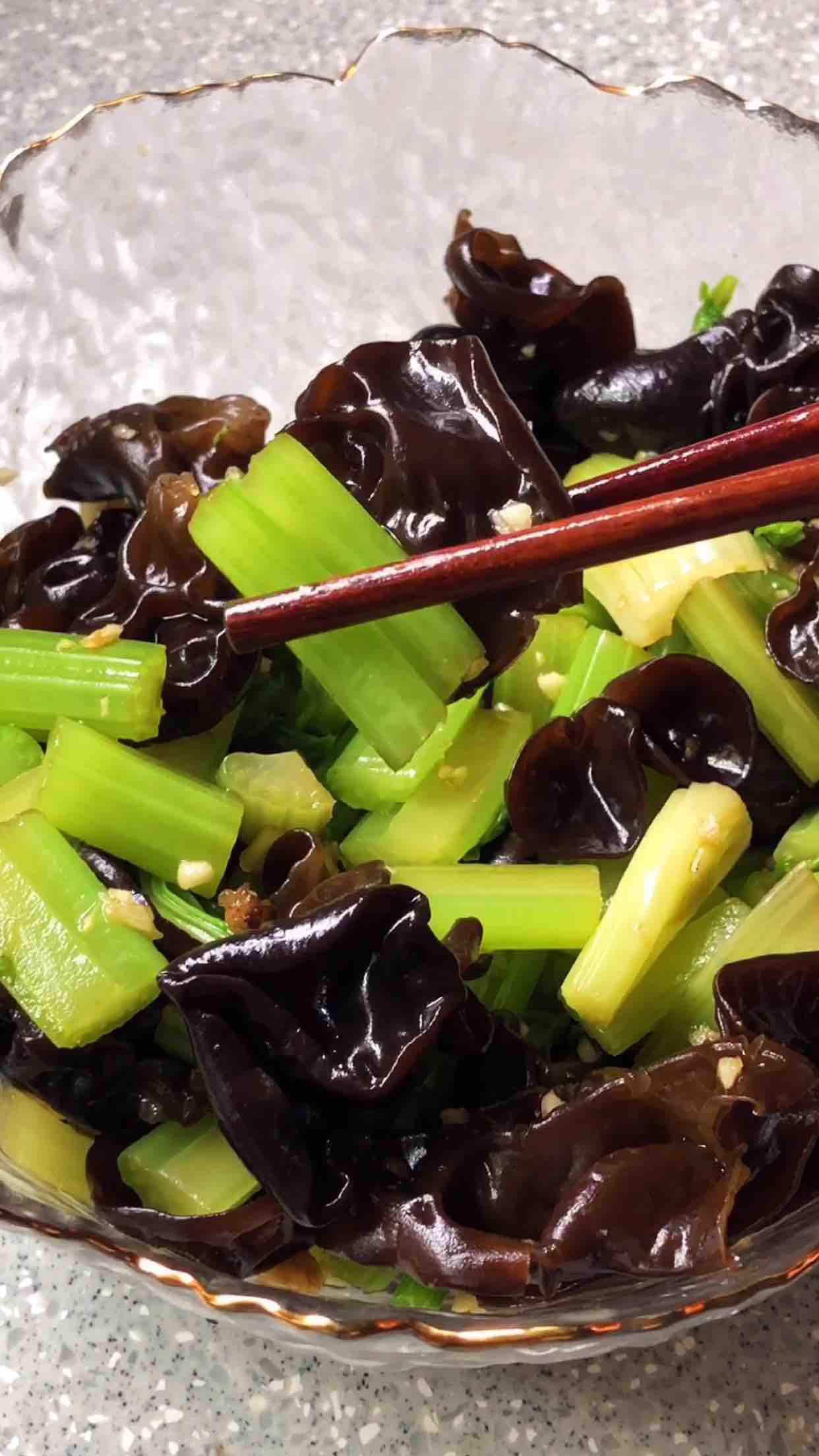 芹菜拌黑木耳的做法-咸鮮味拌菜譜