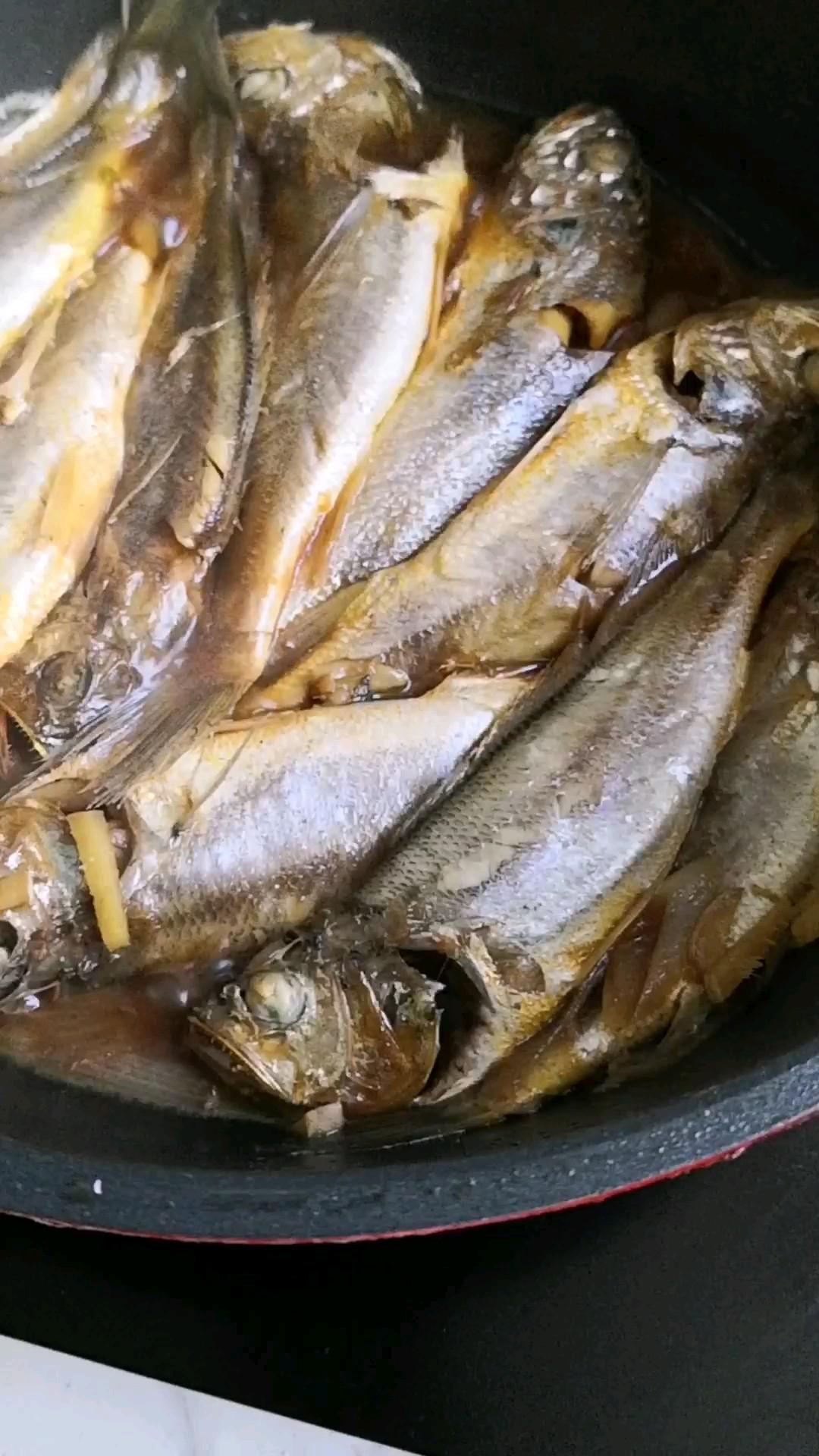 紅燒小黃魚的做法-咸鮮味燒菜譜