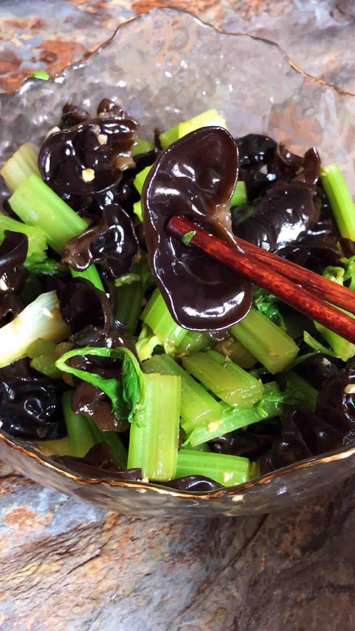 芹菜拌黑木耳的做法-咸鮮味拌菜譜