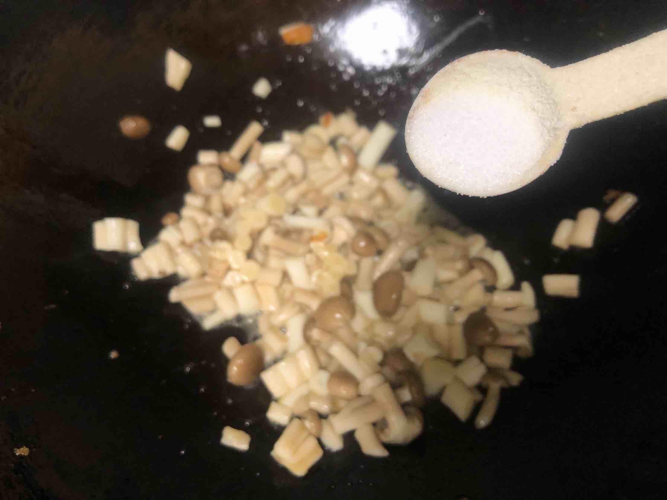 小菇炒雞蛋的做法-家常味炒菜譜