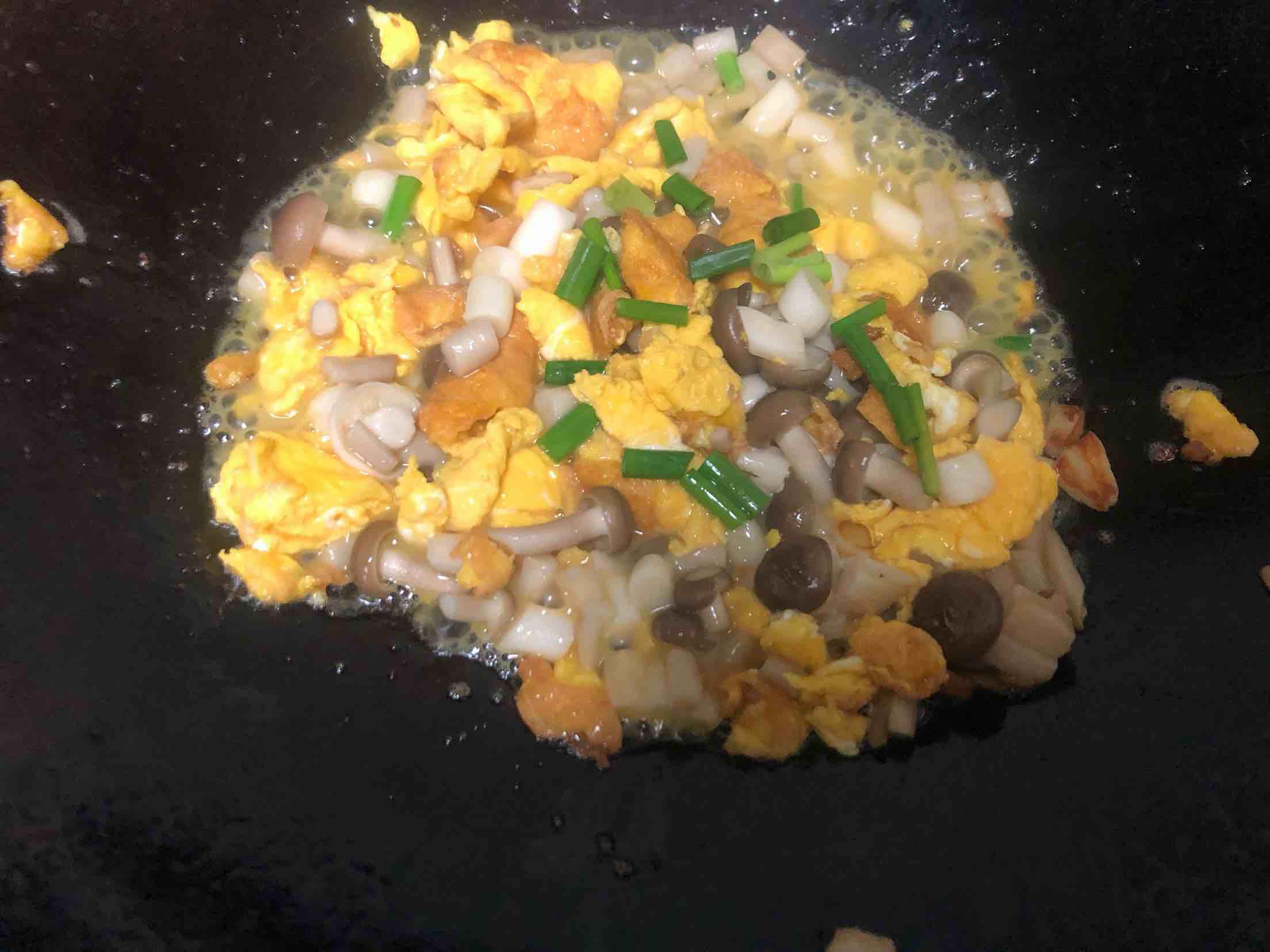 小菇炒雞蛋的做法-家常味炒菜譜