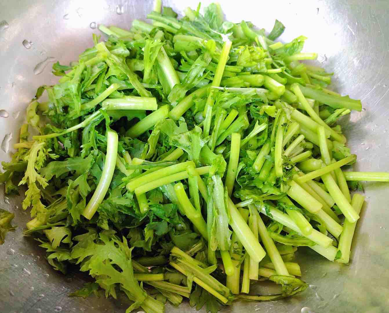 茼蒿炒雞蛋香菇胡蘿卜的做法-家常味炒菜譜