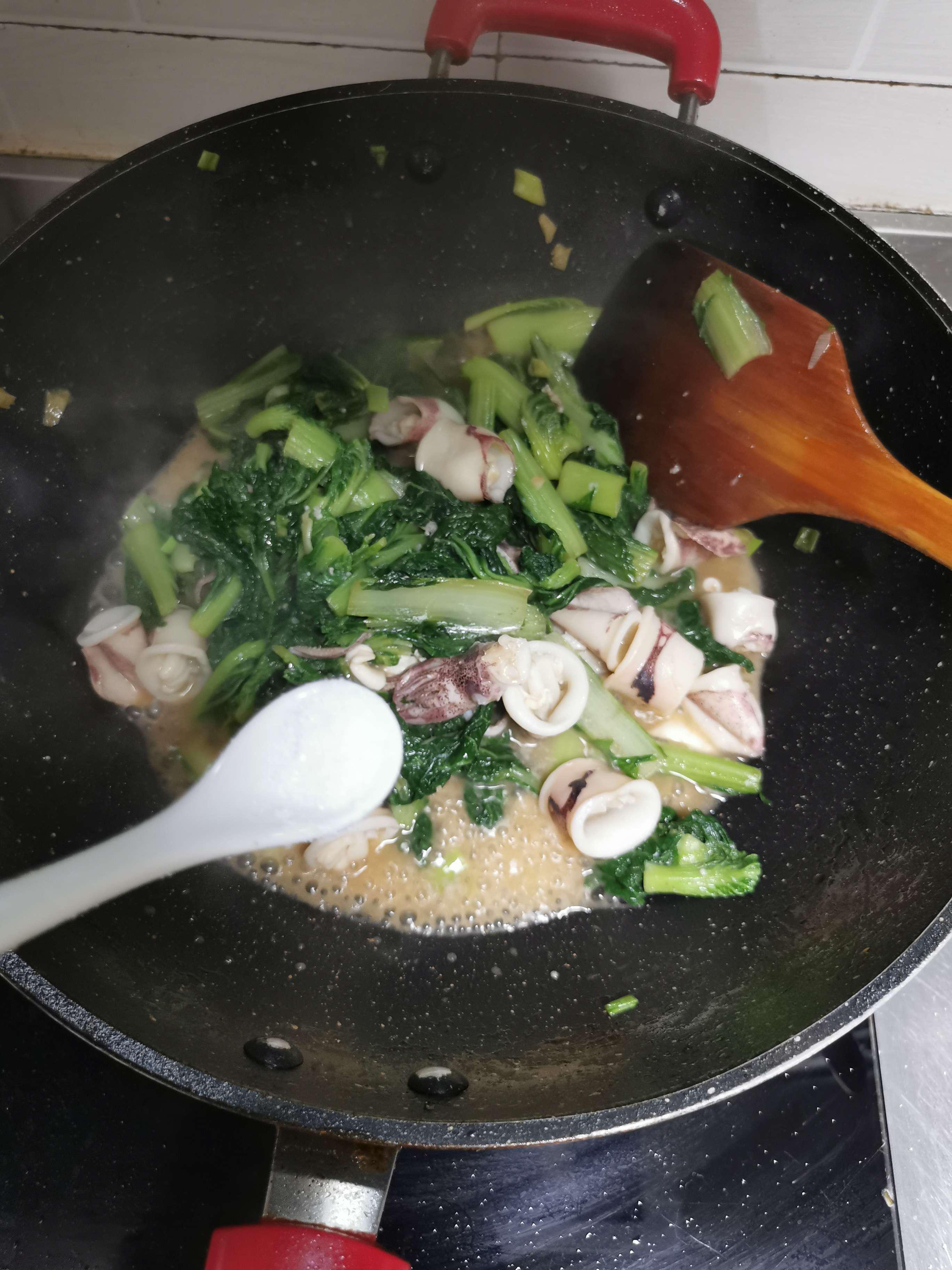 小白菜燒筆管魚的做法-家常味炒菜譜