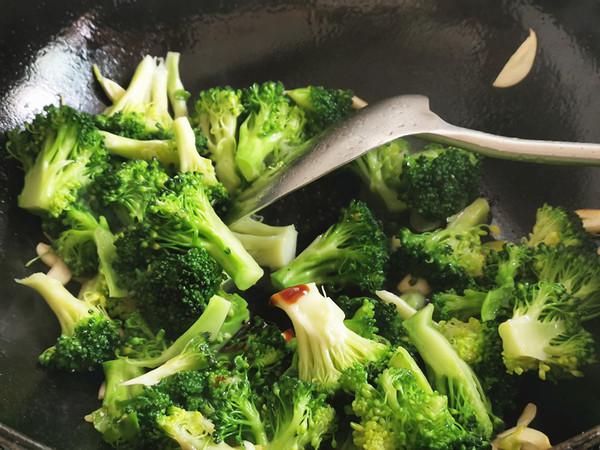 蒜香西蘭花的做法-家常味炒菜譜