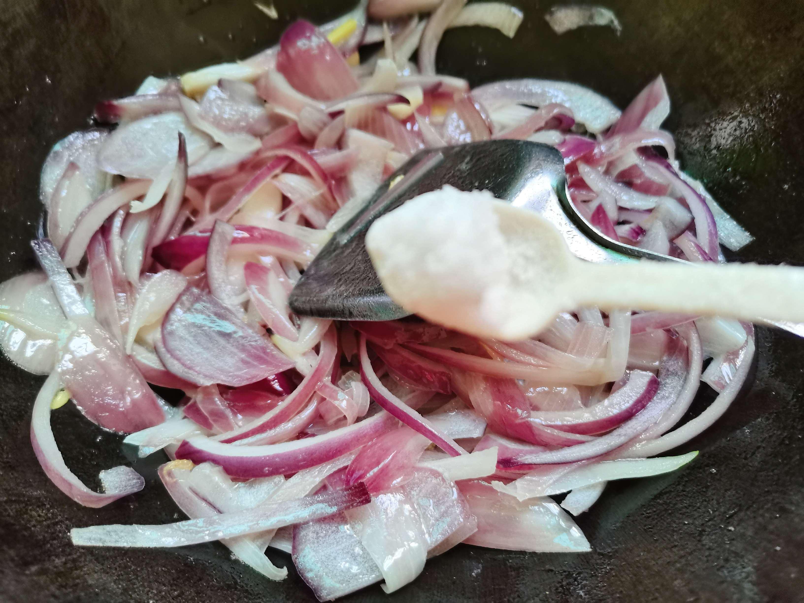 洋蔥炒蛋的做法-家常味炒菜譜