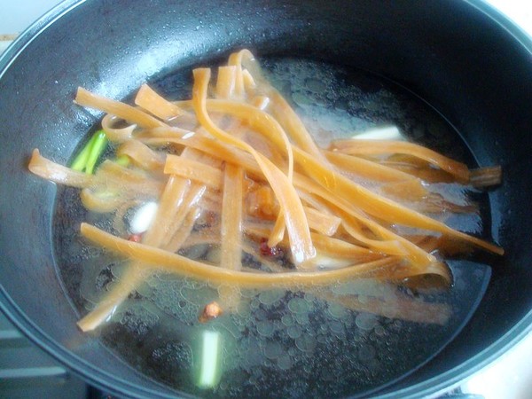 黑白菜寬粉燉腐竹的做法-咸鮮味燉菜譜