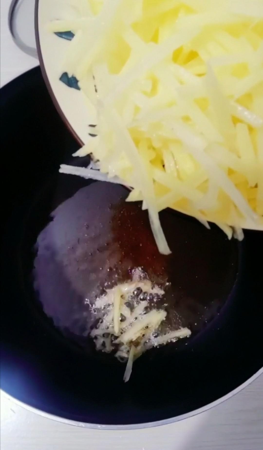 韭菜炒土豆絲的做法-咸鮮味炒菜譜