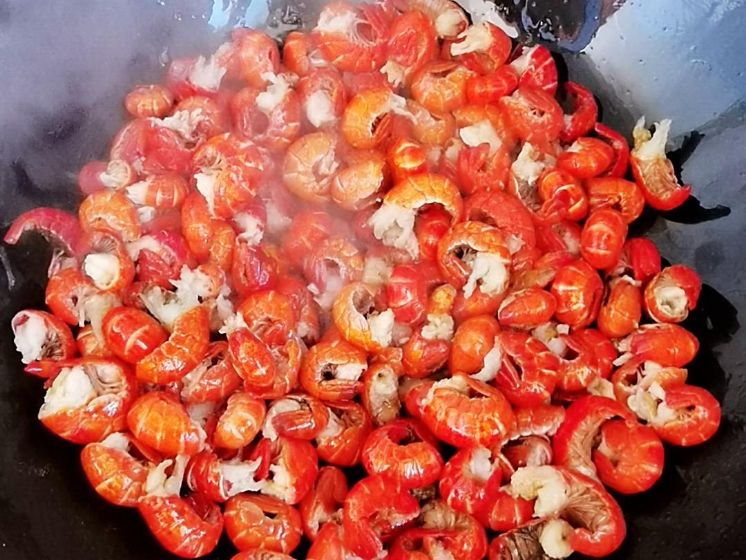 廚房小白零失敗版家常炒－蒜蓉蝦尾，只要1種料，搞定1大盤蝦尾的做法-咸鮮味炒菜譜