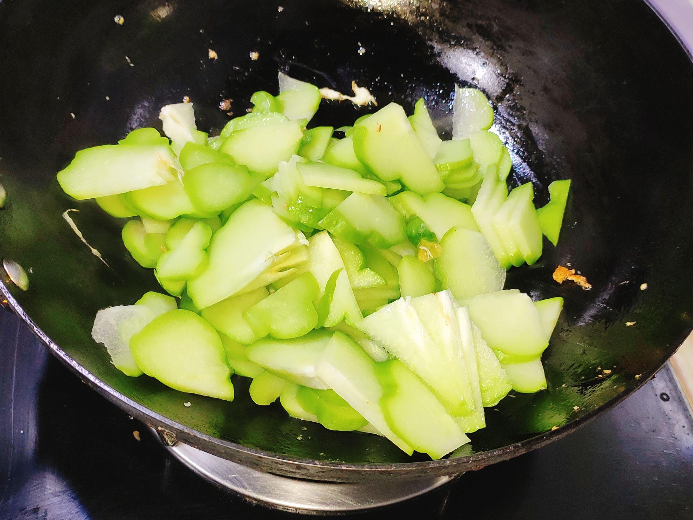 降血壓的小炒佛手瓜的做法-咸鮮味炒菜譜