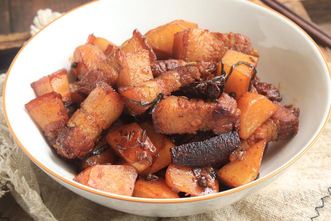 五花肉燉土豆的做法-家常味燉菜譜