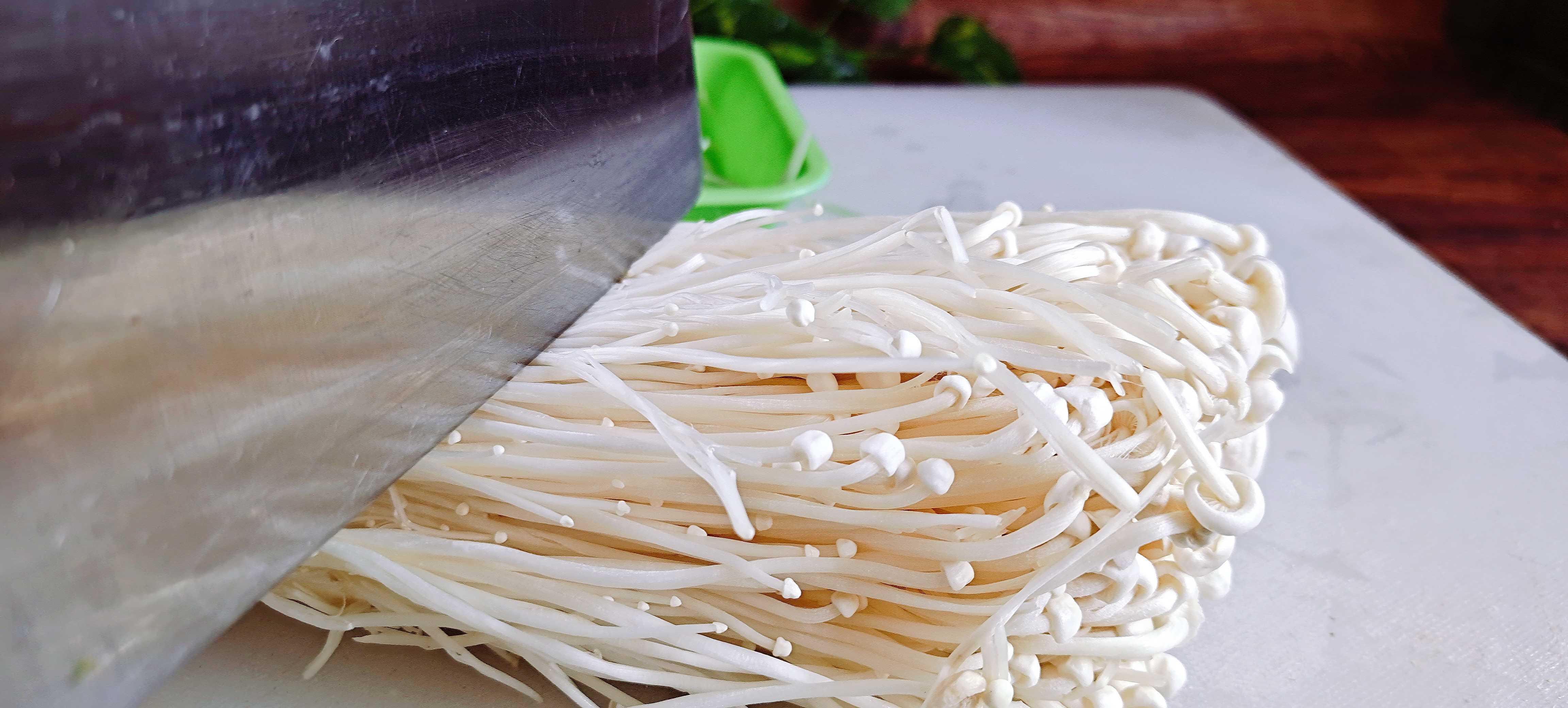 秋冬這樣吃豆腐，暖身又下飯…金針豆腐煲的做法-咸鮮味煲菜譜