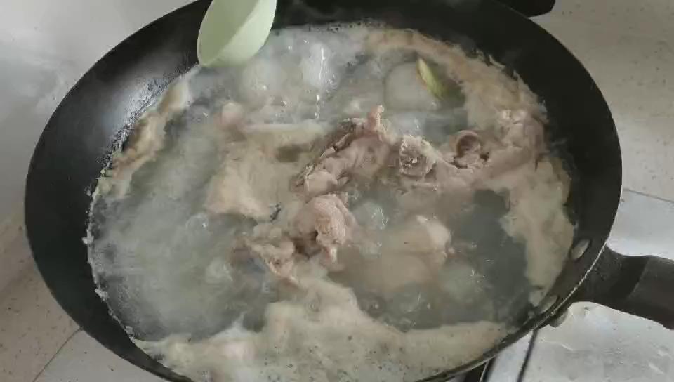 濃濃東北味的酸菜燉大骨的做法-咸鮮味煮菜譜