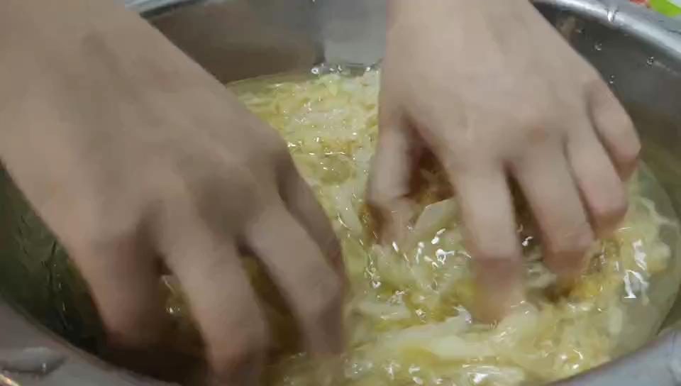 濃濃東北味的酸菜燉大骨的做法-咸鮮味煮菜譜