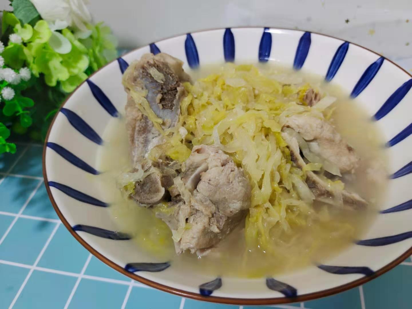 濃濃東北味的酸菜燉大骨的做法-咸鮮味煮菜譜