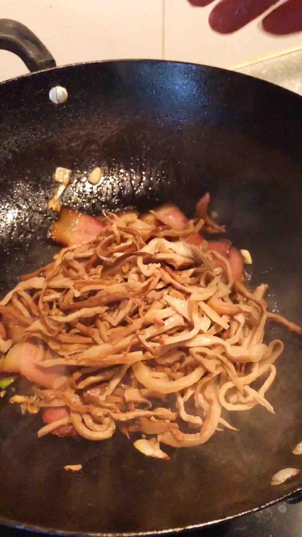 臘肉炒油燜筍絲的做法-家常味炒菜譜