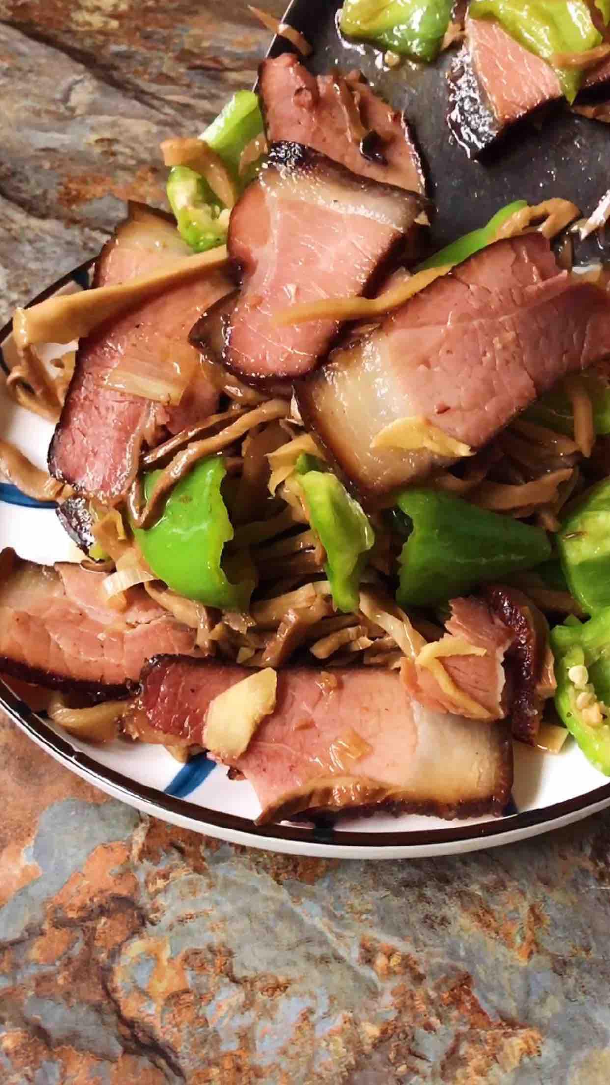 臘肉炒油燜筍絲的做法-家常味炒菜譜