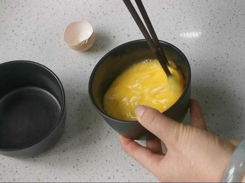 蒸水蛋香滑軟嫩的關鍵是雞蛋與水的比例，一個蛋殼就可以搞定的做法-咸鮮味蒸菜譜