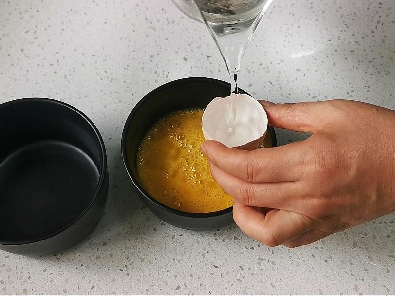 蒸水蛋香滑軟嫩的關鍵是雞蛋與水的比例，一個蛋殼就可以搞定的做法-咸鮮味蒸菜譜