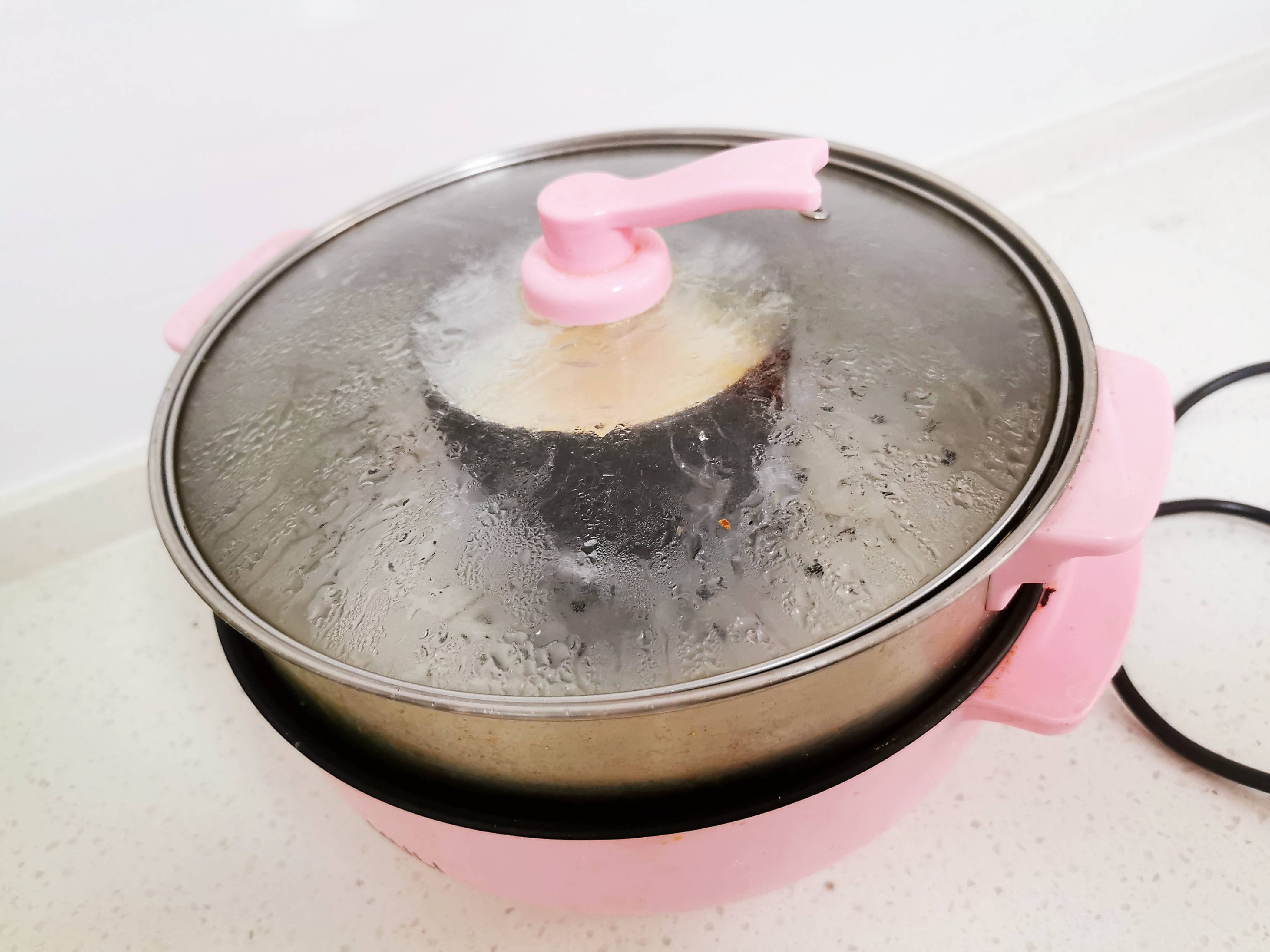 蒸水蛋香滑軟嫩的關鍵是雞蛋與水的比例，一個蛋殼就可以搞定的做法-咸鮮味蒸菜譜