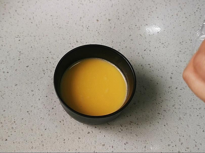 蒸水蛋香滑軟嫩的關鍵是雞蛋與水的比例，一個蛋殼就可以搞定的做法-咸鮮味蒸菜譜